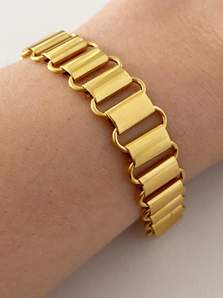 
                
                    Load image into Gallery viewer, Crosby Chain Bracelet - Gold
                
            