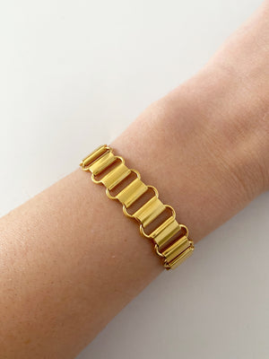 
                
                    Load image into Gallery viewer, Crosby Chain Bracelet - Gold
                
            